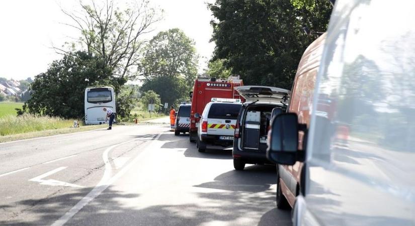 Halálos tömegbaleset: gyerekeket szállító busz karambolozott