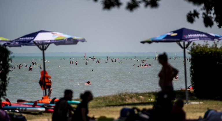 Mutatjuk, mennyit kell fizetni annak, aki strandolni szeretne a Balatonnál