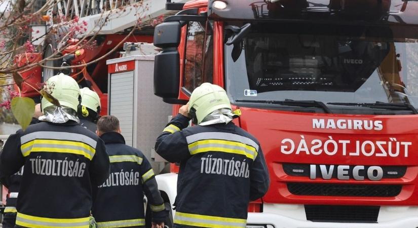 Kigyulladt egy melléképület Hajdú-Biharban, pillanatok alatt terjedtek tovább a lángok