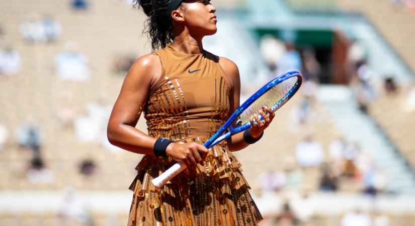 Naomi Osaka divatbemutatóvá változtatta a Roland Garrost, elképesztő szettekben vonul fel