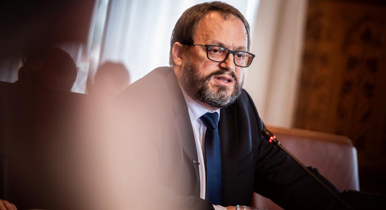Kármán András elárulta, mikor érkezhetnek meg az eurómilliárdok Magyarországra
