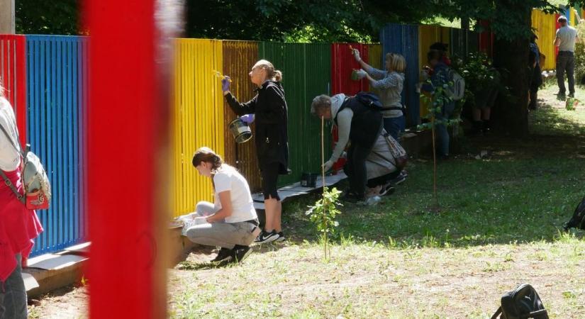 Önkéntesek újították fel a tatabányai bölcsőde külsejét