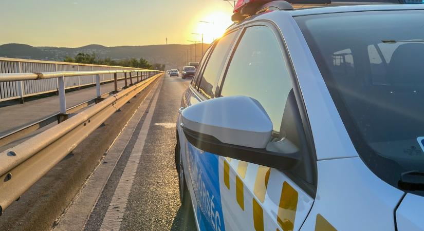 Frontálisan ütközött két kocsi az M2-es autóúton