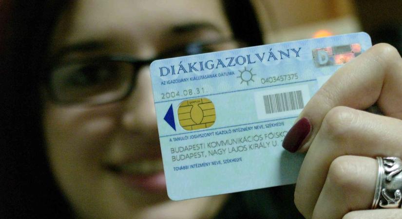 A kormányablakokban kezdődik a diákigazolvány ügyintézés a kisiskolásoknak