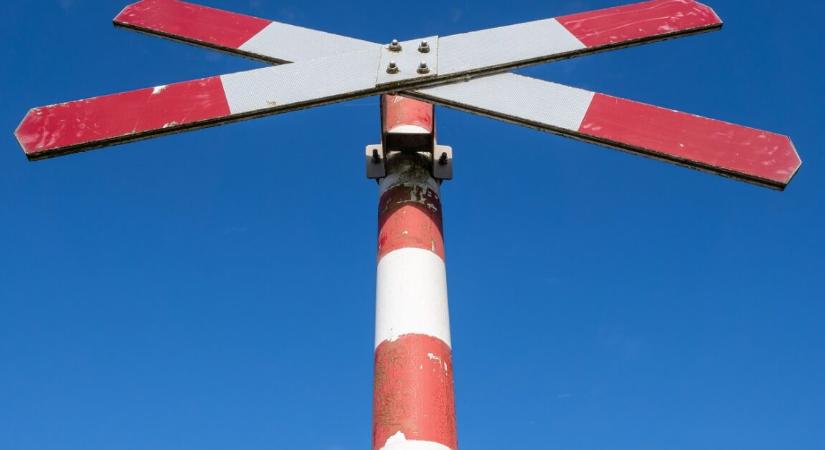 Személyvonattal ütközött egy teherautó Budapesten – itt a Katasztrófavédelem és a MÁV azonnali bejelentése