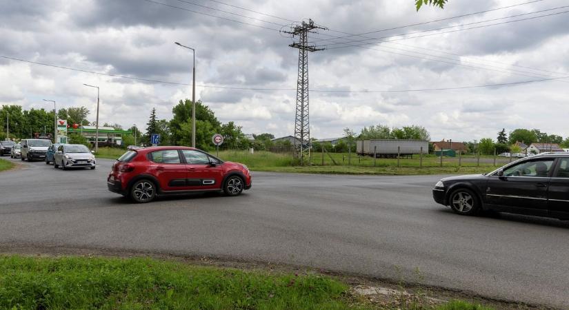 Sokan elbuknak ezen az alapvető KRESZ-kérdésen – te kinek adnál elsőbbséget?