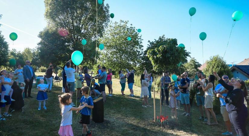 A park, ahol minden gyermek egy új mesebeli ág a közösség képzeletbeli fáján