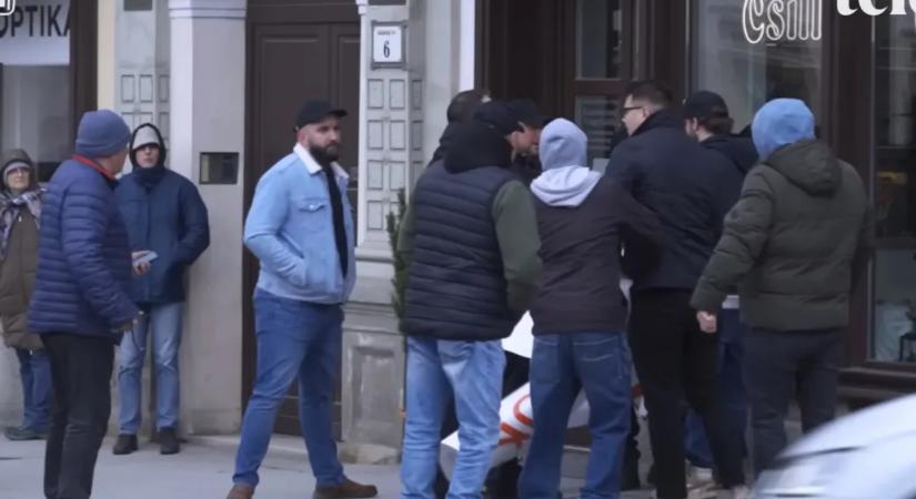 A rendőrség gyanúsítottként hallgatott ki egy férfit, aki Orbán országjárásán rárontott a tiltakozókra