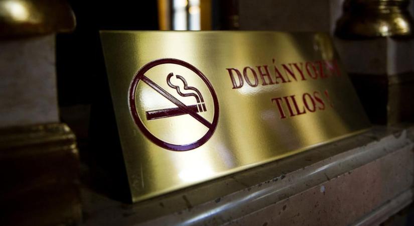 Rosszabbul fogyott az IQOS és a cigi, de így is milliárdokat vesz ki magyar cégéből a Philip Morris tulajdonosa