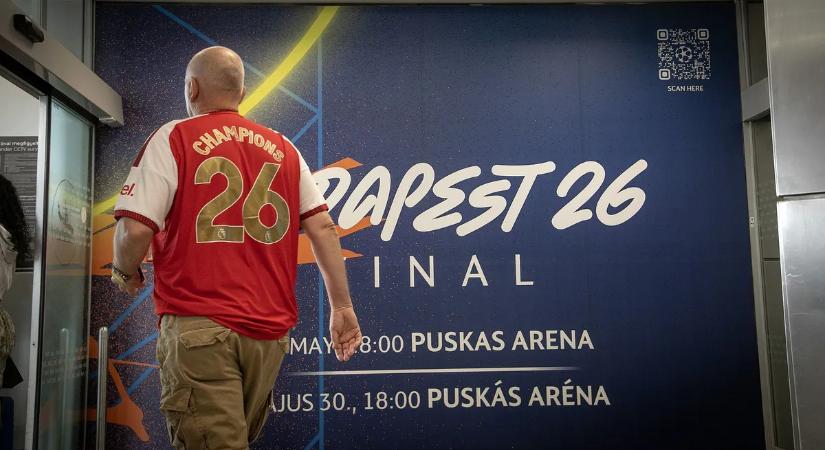 Budapest piros-fehér: az Arsenal-szurkolók elfoglalták a Városligetet  videó