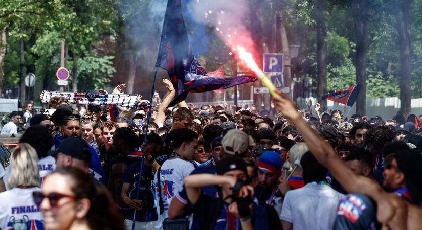 BL-döntő: A PSG-szurkolók a Bazilika előtt hangoltak és elindultak a Puskás Aréna felé - videók