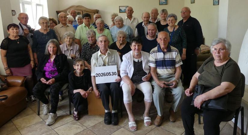 Évfordulókra emlékeztek az egykori külterületi iskolánál – fotók