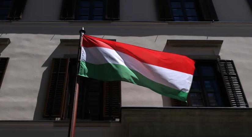 Kitépték egy ballagó diák nyakából a magyar zászlót Szabadkán, majd a városközpontban eléggették