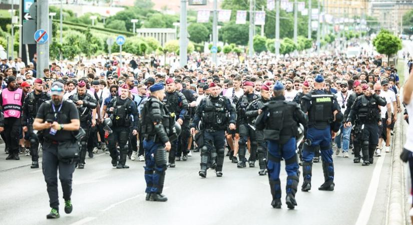 A Kerepesi úton vonulnak a PSG-drukkerek
