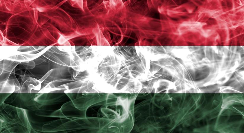 Botrány: kitépték egy ballagó diák nyakából a magyar zászlót Szabadkán és a városközpontban elégették