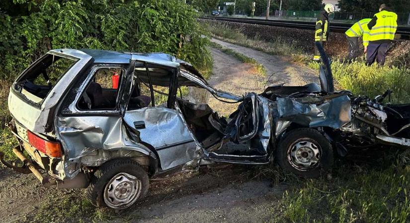 Három fiatal halt meg Sülysápon: egész éjjel randalíroztak a halálautóval, drog hatása alatt hajthatott a vonat elé a sofőr
