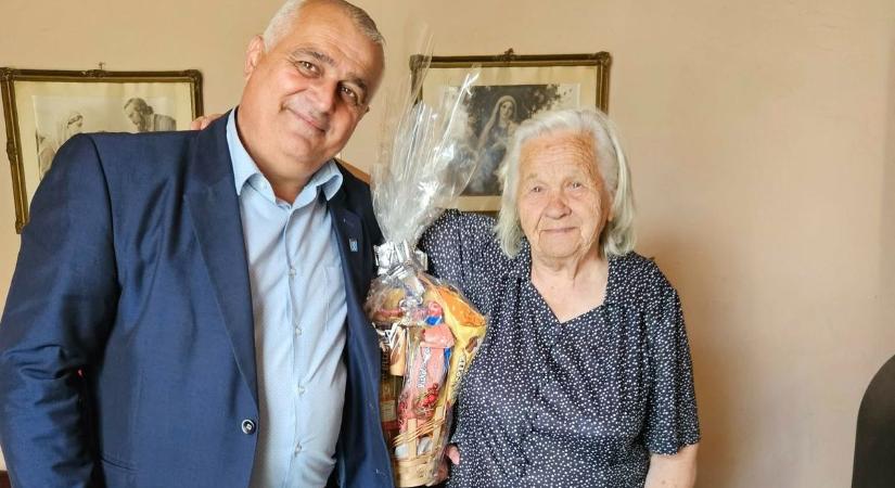 95 éves lett a mindig mosolygós nyírábrányi Marika néni, a polgármester is felköszöntötte!