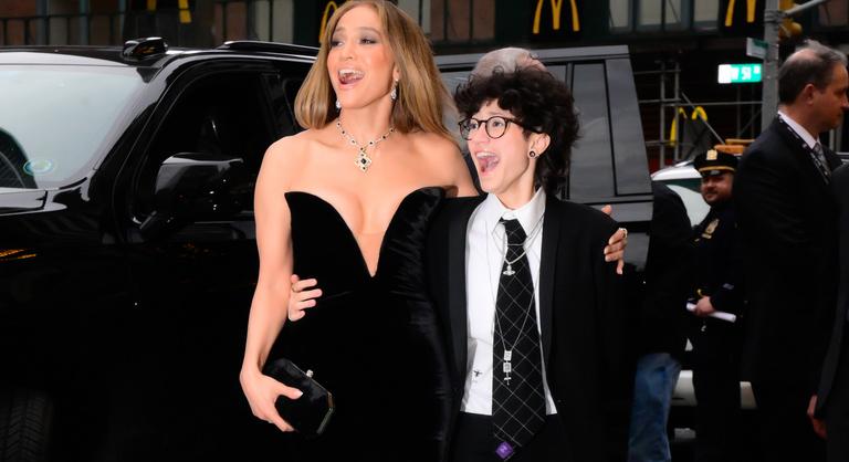 Férfi néven fejezte be a középiskolát Jennifer Lopez nem bináris lánya