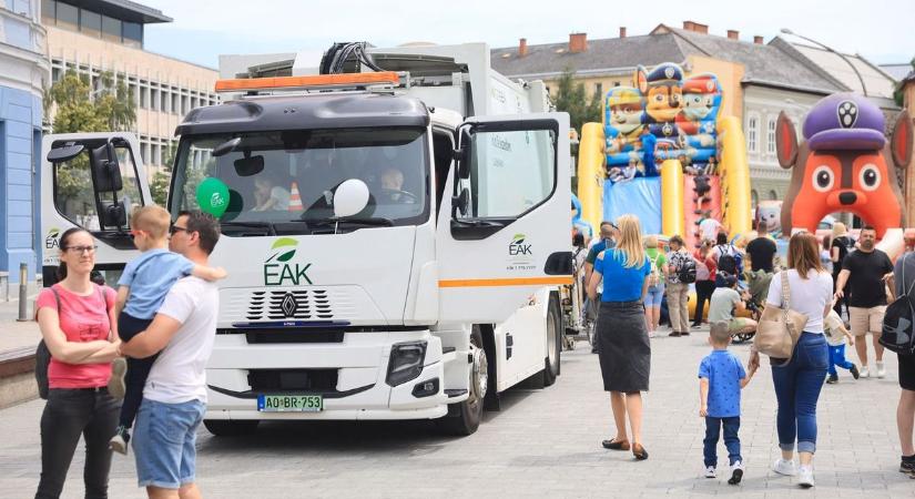 Nyereményeső, kukásautók és Bikini-láz: még mindig hömpölyög a tömeg Nyíregyházán, a Szelektív Szombaton (fotók, videók)