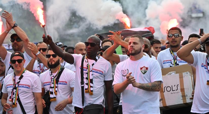 Szurkolók tömegei gyülekeznek a Puskás Arénánál