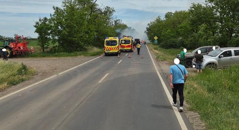 Halálos baleset Hajdú-Bihar mellett, egymásba rohant egy személyautó és egy traktor - videóval!