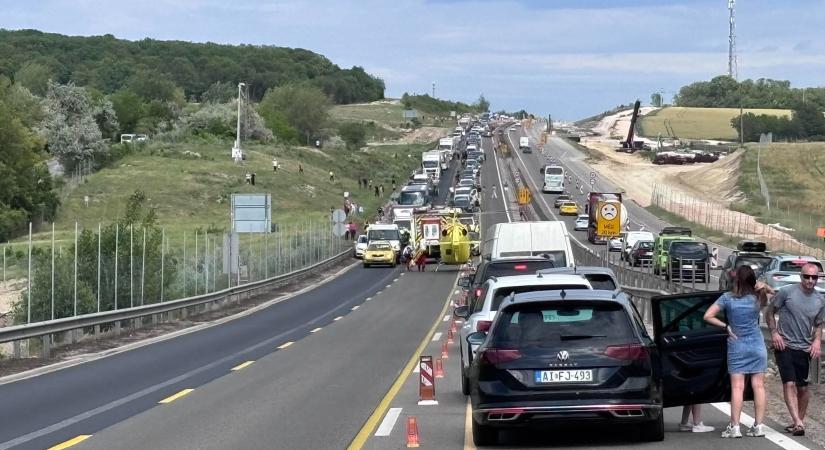 Ismét egy baleset az M1-esen – Mentőhelikopter érkezett a helyszínre. Fotók, videó a helyszínről!