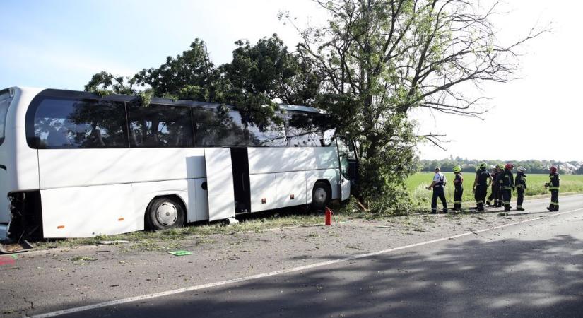 Buszbaleset történt Pécs mellett – több mint húsz gyerek megsérült