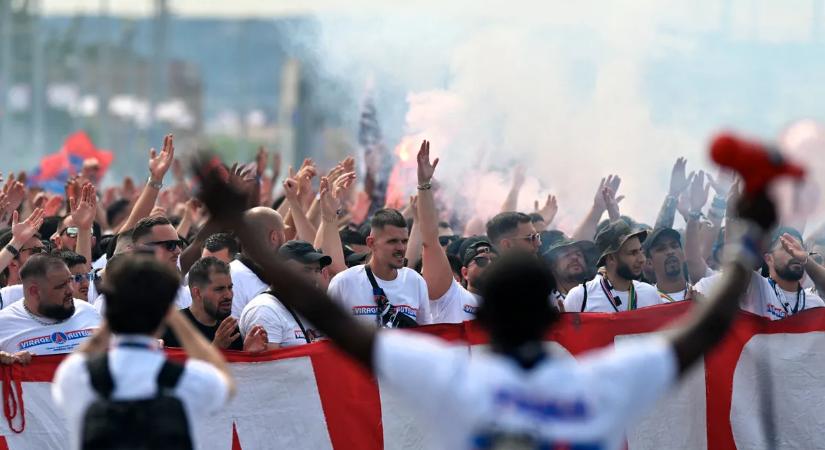 Kordonok és fokozott ellenőrzés a Puskás Arénánál: így érkezett meg a PSG-tábor a BL-döntőre
