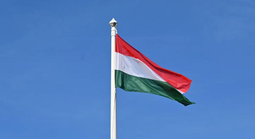 Botrány: magyar zászlót gyújtottak fel és gyaláztak meg a Vajdaságban
