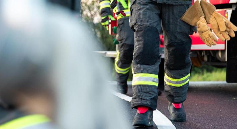 Lángba borult a traktor és az autó is a 36-os főúton VIDEO