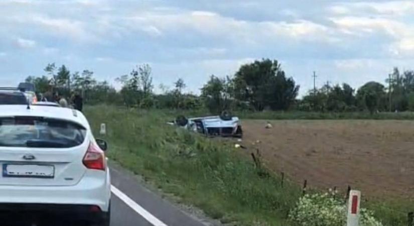 Három autó ütközött össze: kilencen megsérültek, egy gyermek életéért küzdenek a mentők