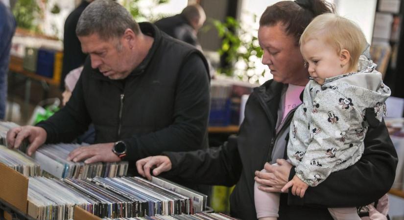 Ahol kényelmesen áll egymás mellett az Edda és David Bowie – a pécsi Lemezbörzén jártunk (GALÉRIA)