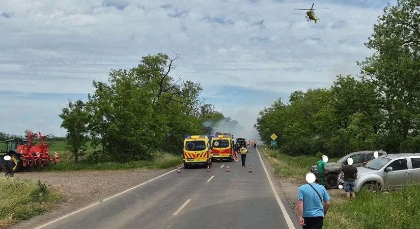 Halálra égett egy traktorral ütköző autó sofőrje Tiszavasvárinál – videó