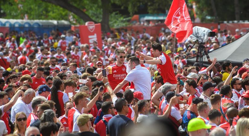 Életveszélyes sérüléseket szenvedett egy Arsenal-szurkoló, de a meccs miatt elhagyta a kórházat