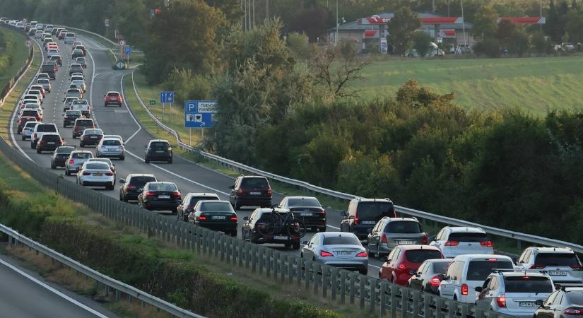 Tömegbaleset az M1-esen: Hat autó hajtott egymásba Bicskénél, teljes a káosz a sztrádán