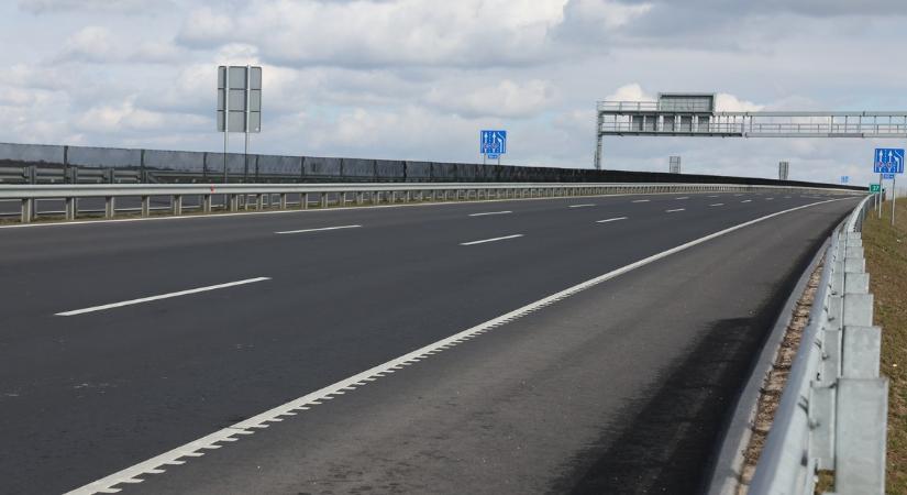Egy perce jött! Tömegbaleset történt az M1-esen: teljes a káosz