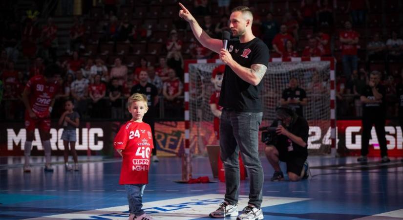 „Köszönöm ezt a 12 felejthetetlen évet” – könnyeivel küzdve, magyarul köszönt el a veszprémi kézilegenda