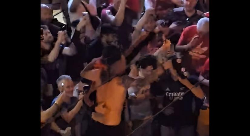 Megvadult szurkolók rongáltak meg egy autót Budapesten, a tébláboló rendőröktől néhány méterre (VIDEÓ)