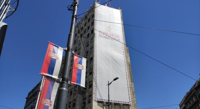 A havas sarlósfecskék és a politikai óriásplakát esete Belgrádban