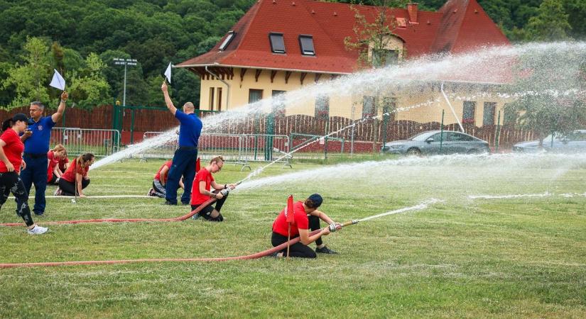 Akadálypálya, sok víz, futás és szerelés - ilyen egy tűzoltóverseny Szilvásváradon