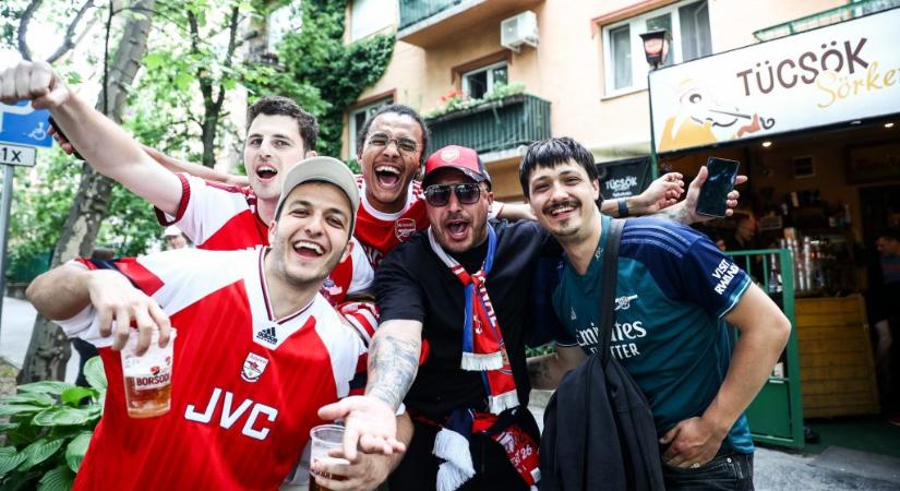Cooky melegíti a hangulatot a PSG szurkolói zónájában