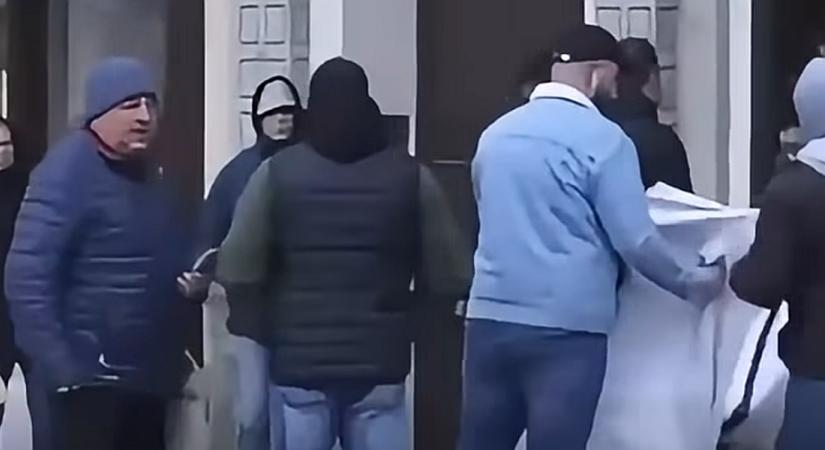A rendőrség elkezdte garázdasággal meggyanúsítani a fideszes verőlegényeket