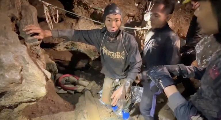Videón a megható pillanat, ahogy kimentik az embereket a vízzel elárasztott barlangból