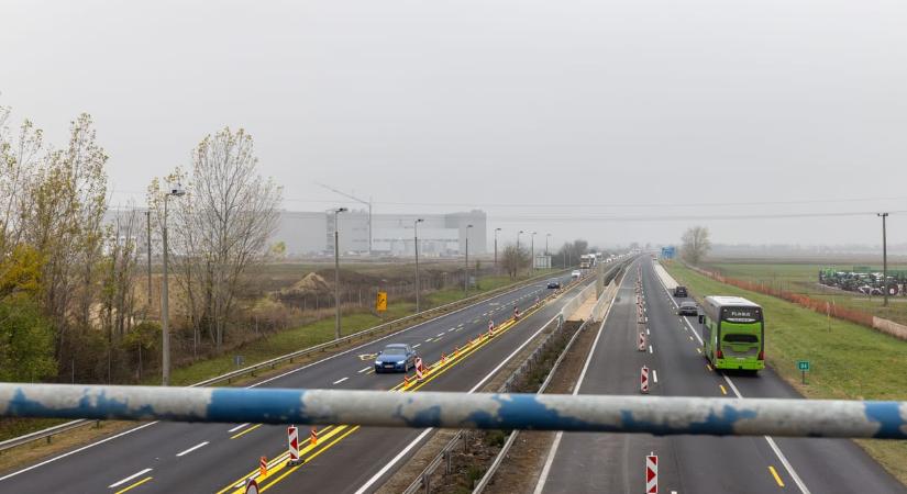 Hat autó ütközött az M1-es autópályán Bicskénél