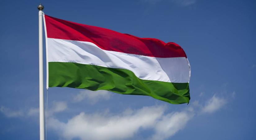 Letépték a magyar zászlót a diák nyakából, mindenki szeme láttára felgyújtották  