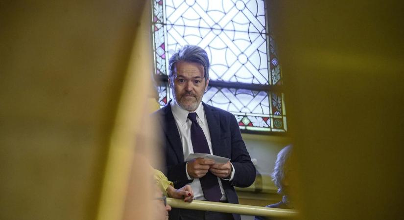 Habony Árpád kérésére is adott ki diplomata-útleveleket a külügy Szijjártó idején