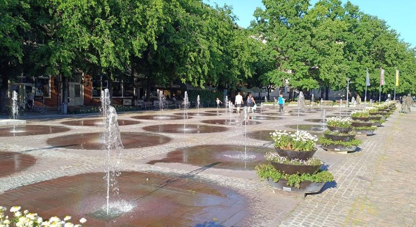 Újra csobog már a Kossuth téri szökőkút, mely felfrissülést hozhat a melegben