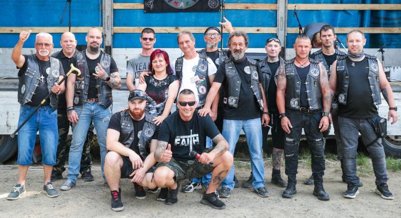 Amikor felbőgnek a motorok - Remek hangulat a Szajki-tavaknál rendezett motoros találkozón - fotók, videó