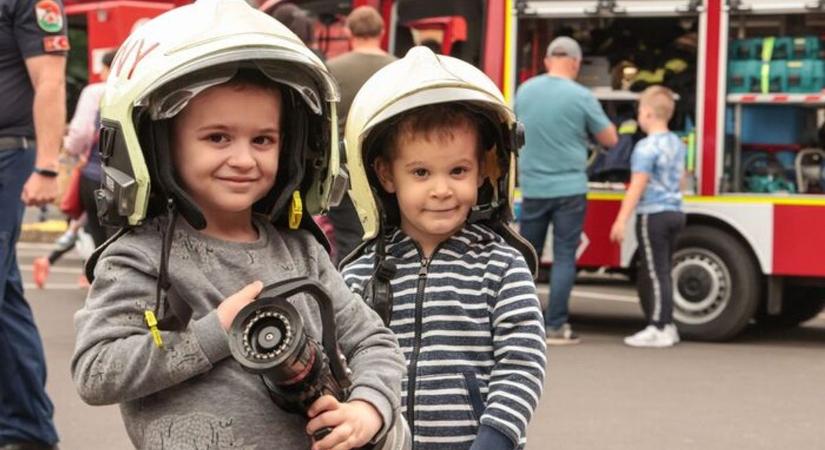 Próbariasztás, lángok és fecskendők: izgalmas és érdekes program a tűzoltóságokon