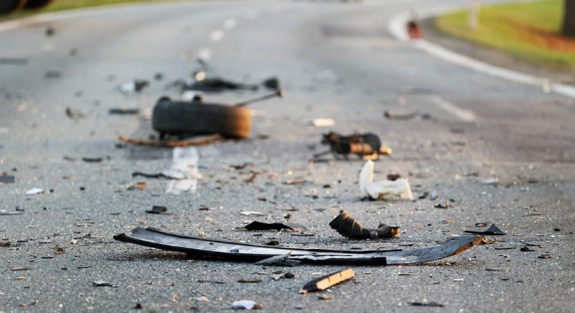 Horrorbaleset a 36-os főúton: Egyik sofőr bent égett a kigyulladt autóban, a helyszínre mentőhelikopter érkezett
